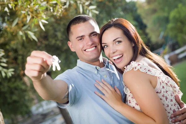 Feliz pareja emocionada con nuevas llaves de la casa — Foto de Stock