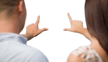 eller üzerinde beyaz hafif bulanık bir görüntü çerçeve ile askeri couple