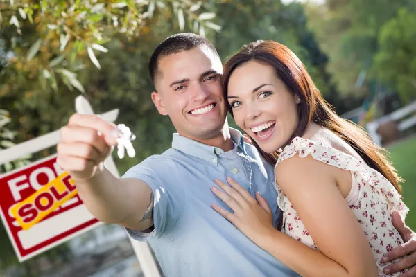 Pareja Militar con Llaves de Casa y Venta de Señal de Bienes Raíces —  Fotos de Stock