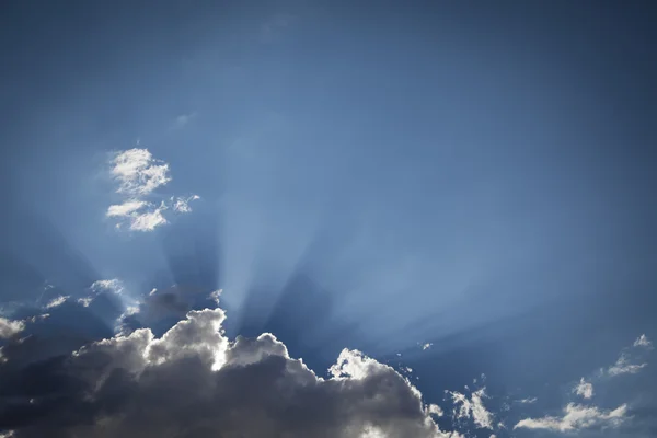 Silver fodrad molnen med ljus strålar och kopia utrymme — Stockfoto