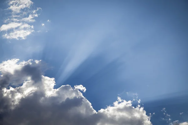 Nuvens de tempestade forradas de prata com raios de luz e espaço de cópia — Fotografia de Stock