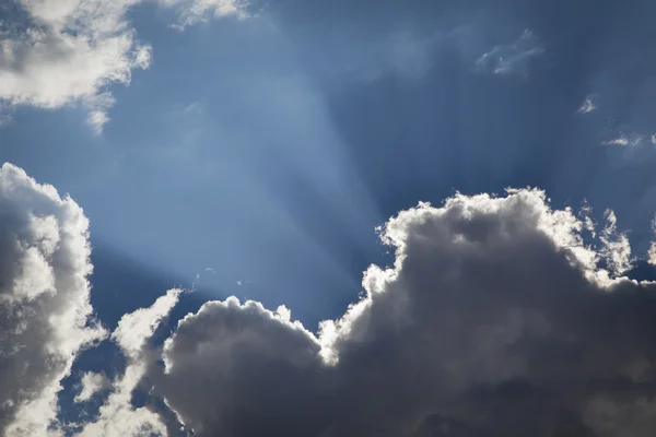 Nuvole tempestose foderate d'argento con raggi leggeri e spazio di copia — Foto Stock