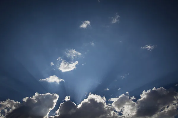 Nuvens de tempestade forradas de prata com raios de luz e espaço de cópia — Fotografia de Stock