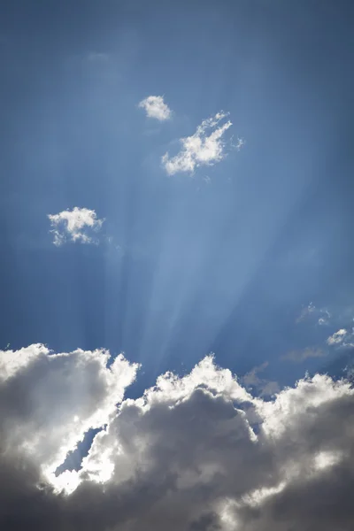 Fırtına bulutları ışık ışınları ve kopya alanı ile gümüş kaplı — Stok fotoğraf