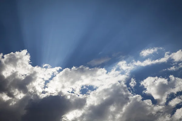 Zilver bekleed storm wolken met lichtstralen en kopie ruimte — Stockfoto