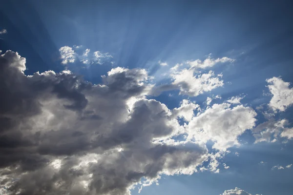 Fırtına bulutları ışık ışınları ve kopya alanı ile gümüş kaplı — Stok fotoğraf