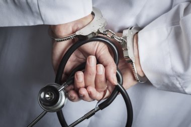 kadın doktor veya hemşire kelepçeli elinde stetoskop