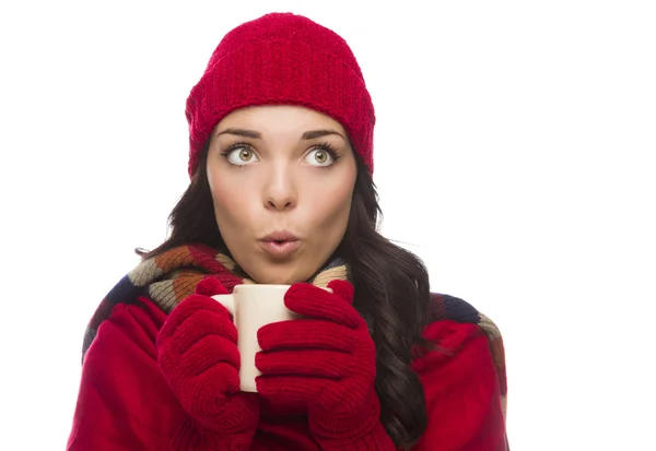 Gemengd ras vrouw wanten dragen houdt mok kijkt naar kant — Stockfoto