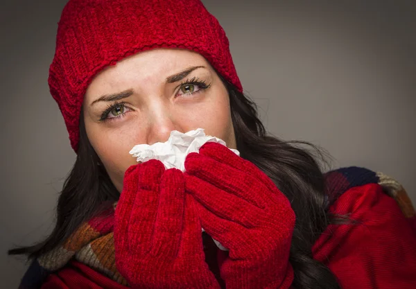 Ziek gemengd ras vrouw waait haar pijnlijke neus met weefsel — Stockfoto