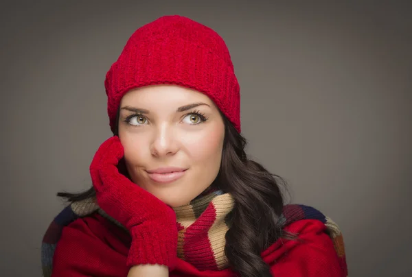 Glimlachen van gemengd ras vrouw wanten dragen kijkt naar kant — Stockfoto