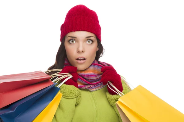 Karışık ırk kadın şapkası ve alışveriş torbaları elinde eldiven — Stok fotoğraf