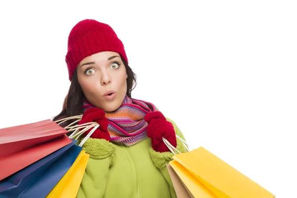 Mulher de raça mista usando chapéu e luvas segurando sacos de compras — Fotografia de Stock