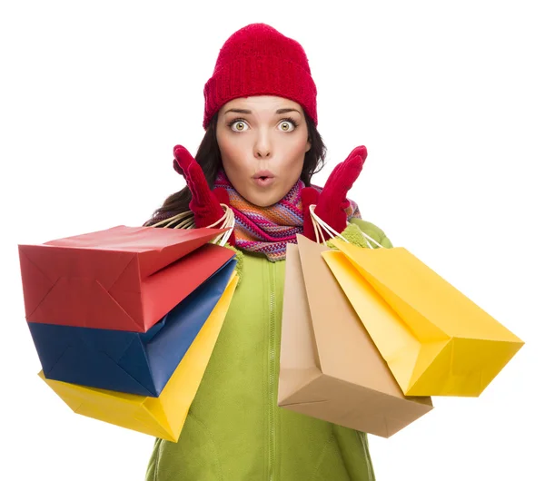 Mujer de raza mixta con sombrero y guantes sosteniendo bolsas de compras — Foto de Stock