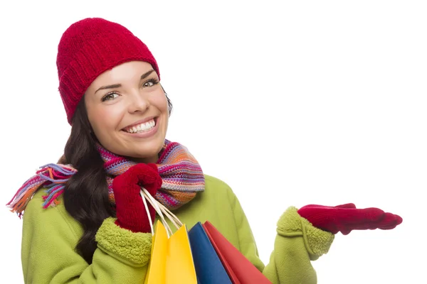 Mulher de raça mista segurando sacos de compras Gesturing to Side — Fotografia de Stock