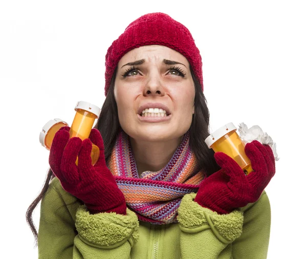 Mujer enferma de raza mixta con botellas de medicina vacías que soplan la nariz — Foto de Stock