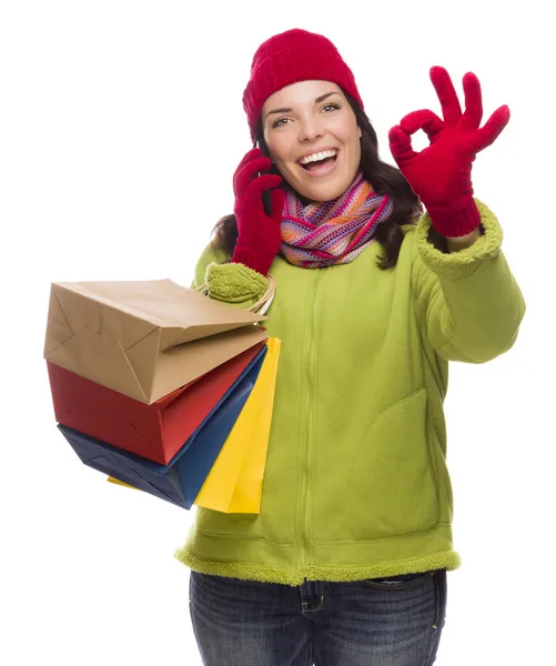 Alışveriş torbaları üzerinde telefon ok gestur tutan karışık ırk kadın — Stok fotoğraf