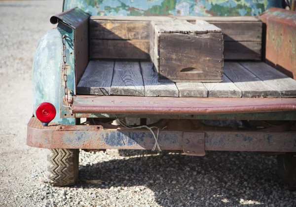 Caminhão antigo enferrujado abstrato em um cenário rústico ao ar livre — Fotografia de Stock