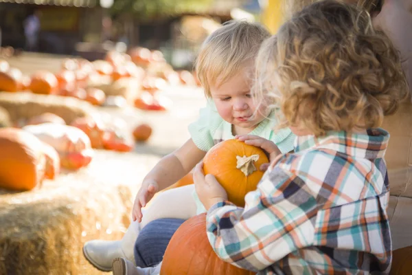Young Family Enjoys a Day at the Pumpkin Patch — Stock Photo, Image