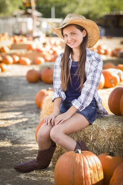 Preteen flicka stående på pumpkin patch — Stockfoto