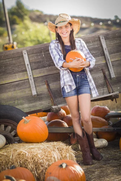 Preteen flicka stående på pumpkin patch — Stockfoto