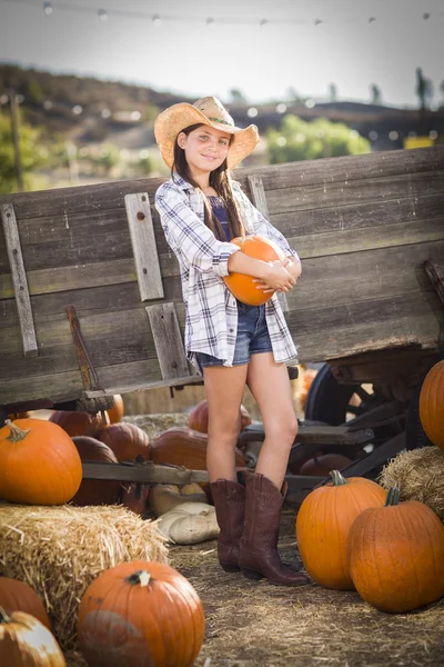 Предподростковий дівчина портрет на pumpkin patch — стокове фото