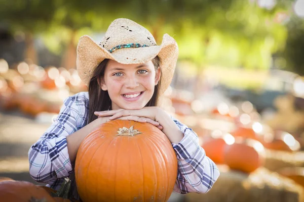 Preteen Girl Portrait at the Pumpkin Patc — Fotografie, imagine de stoc