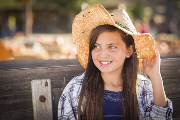 Preteen meisje portret op de pompoen patch — Stockfoto