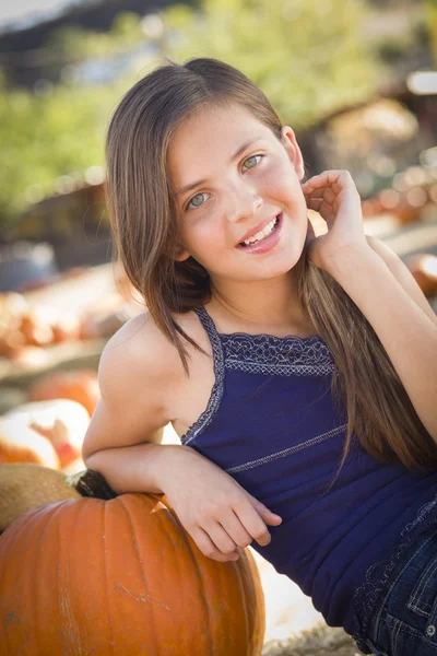 Preteen meisje portret op de pompoen patch — Stockfoto