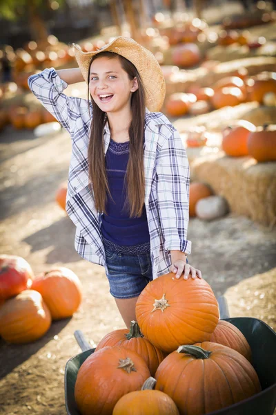 Preteen Girl Joaca cu o Wheelbarrow la Pumpkin Patc — Fotografie, imagine de stoc