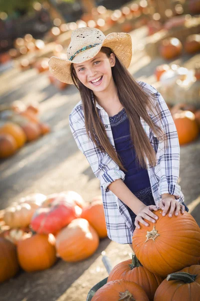 Chica preadolescente jugando con una carretilla en el Pumpkin Patc — Foto de Stock