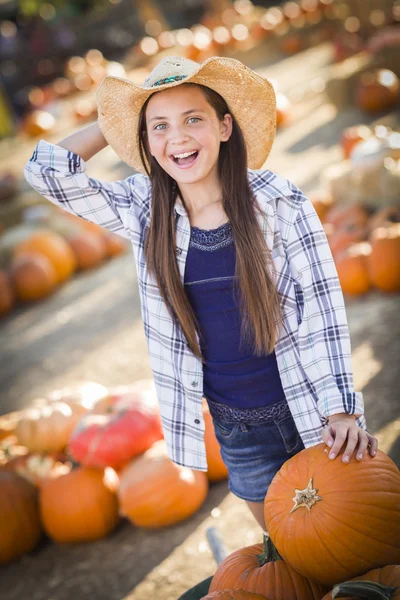 Chica preadolescente jugando con una carretilla en el Pumpkin Patc — Foto de Stock