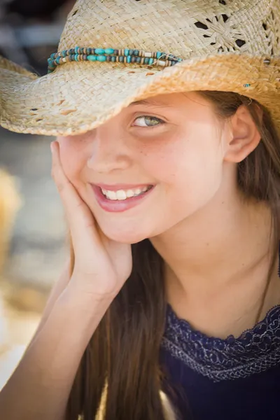 Retrato de niña preadolescente con sombrero de vaquero — Foto de Stock