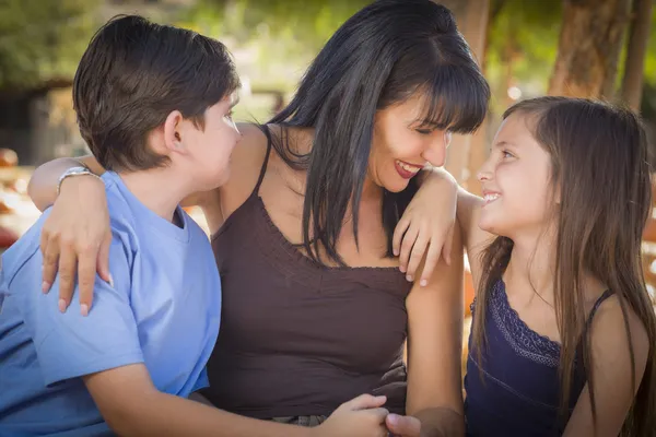 Aantrekkelijke gemengd ras familie portret op de pompoen patc — Stockfoto