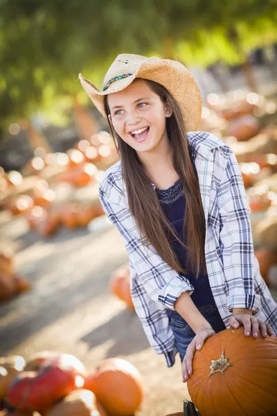 Chica preadolescente jugando con una carretilla en el Pumpkin Patc — Foto de Stock