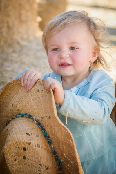 Imádnivaló baba lány cowboy kalapot a tök patc — Stock Fotó