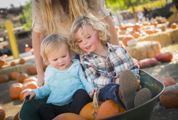 Ung familj har en dag på pumpkin patch — Stockfoto