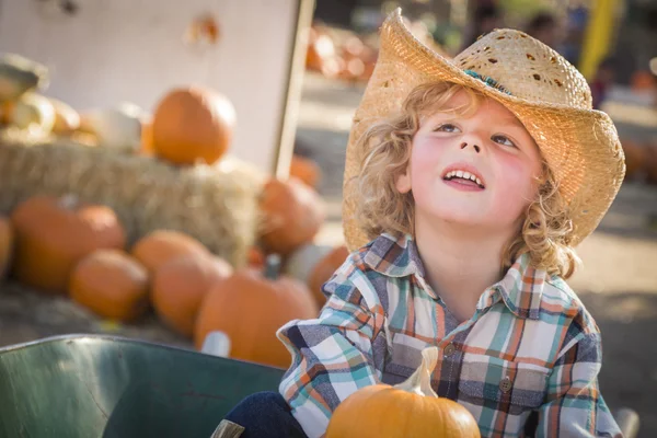 Kleine jongen in cowboy hoed op pompoen patch — Stockfoto