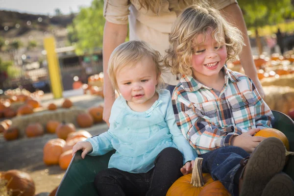 Young Family Enjoys a Day at the Pumpkin Patch — Stock Photo, Image