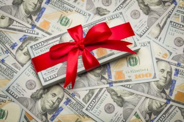 yeni tasarlanan 100 dolar faturaları sarılmış