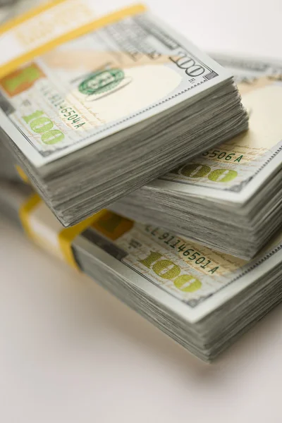 Stapels van nieuw ontworpen honderd-dollarbiljetten — Stockfoto