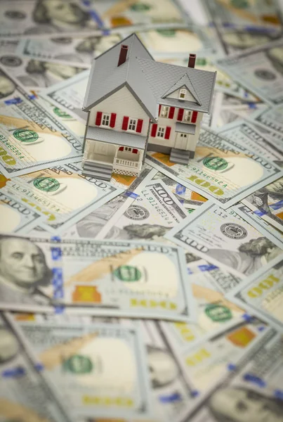 Kleines Haus auf neu gestalteten Hundert-Dollar-Scheinen — Stockfoto