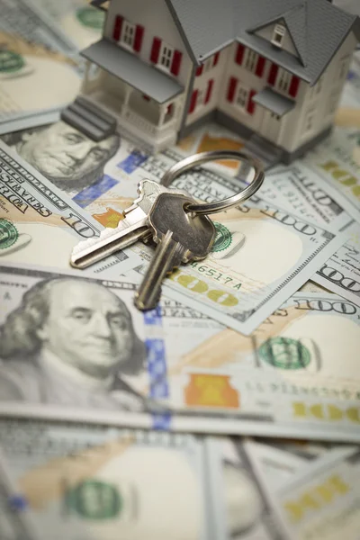 House and Keys on Newly Designed 100 Dollar Bills — стоковое фото