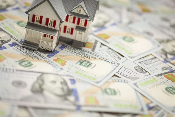 Klein huis op nieuw ontworpen honderd-dollarbiljetten — Stockfoto