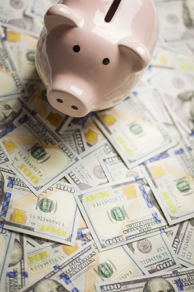Piggy bank újonnan kialakított száz dollár számlák — Stock Fotó
