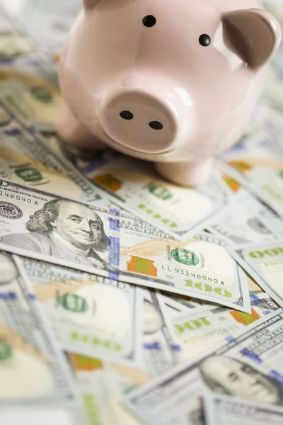 Piggy Bank on Newly Designed 100 Dollar Bills — стоковое фото