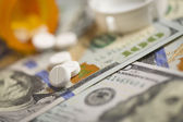 medicína tabletky roztroušených na nově navržené sto dolarů bi