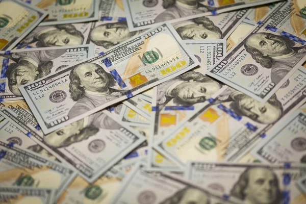 Willekeurige schuine laag van de nieuwe honderd dollar bill — Stockfoto