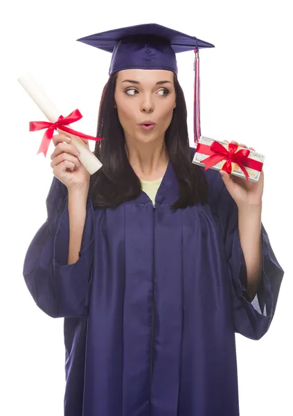 Graduado Feminino com Diploma e Pilha de Presente Envolvido Centenas — Fotografia de Stock
