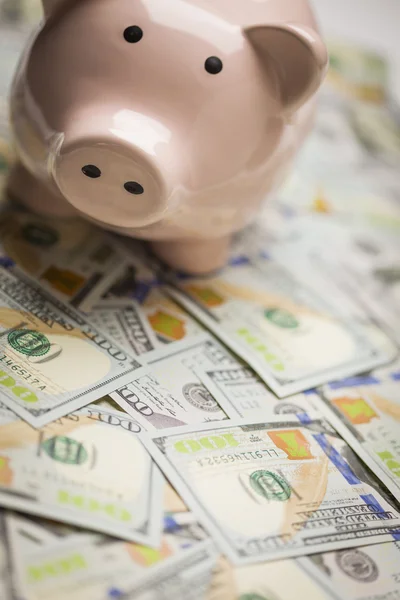 Piggy bank op nieuw ontworpen honderd-dollarbiljetten — Stockfoto