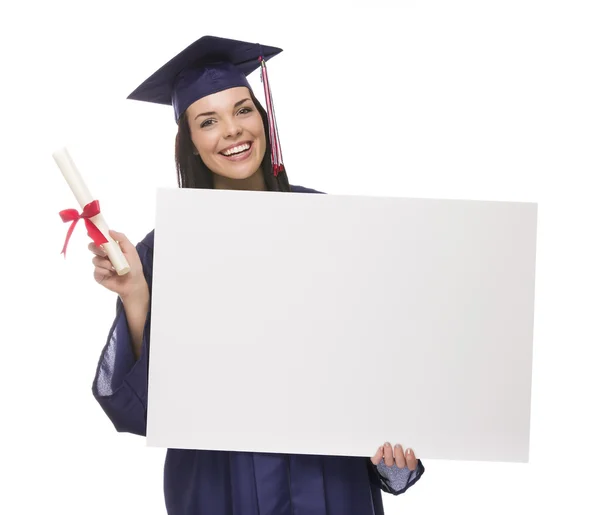 Выпускница вуза в шапке и халате с пустым знаком, диплом — стоковое фото